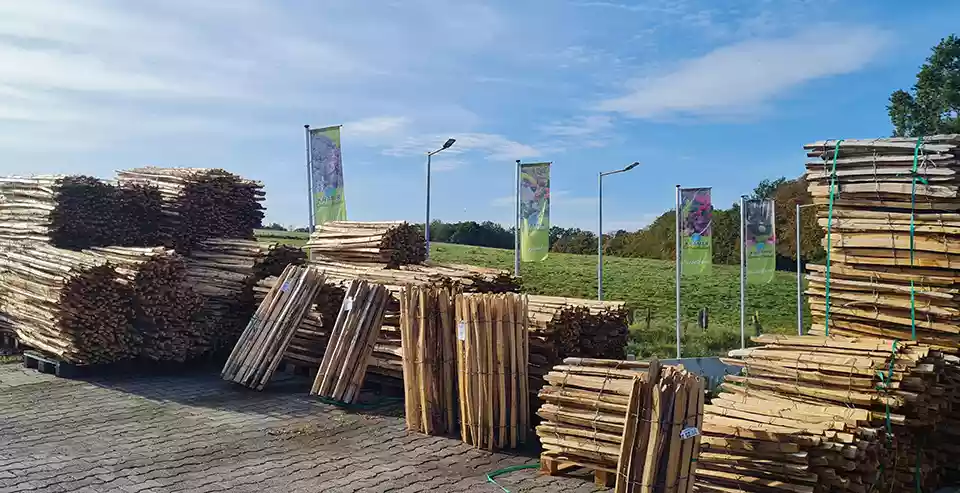 Großer Lagerbestand an Staketenzaun aus Edelkastanie